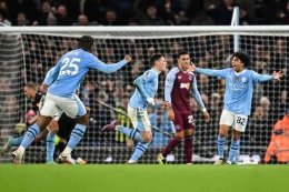 Phil Foden (tengah) berselebrasi setelah mencetak gol kedua timnya dalam laga Manchester City vs Aston Villa (3/4/24) (Paul ELLIS/AFP) via kompas.com