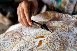 Ilustrasi kain batik sedang diproses oleh pengrajik sumber gambar kompas.com