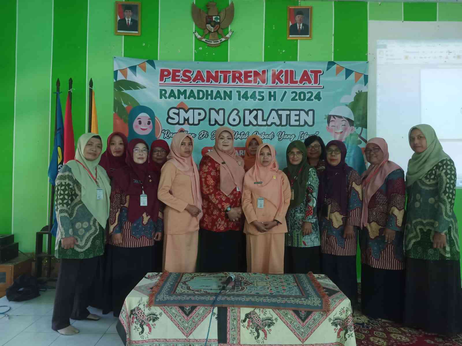 Dharma Wanita SMPN 6 Klaten mengabadikan moment seusai kegiatan. (Foto: Dok/Diq)