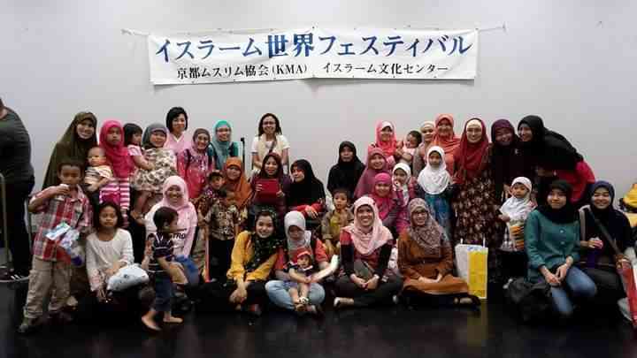 Nuansa Kekeluargaan Saat Iftar (Sumber: koleksi pribadi)