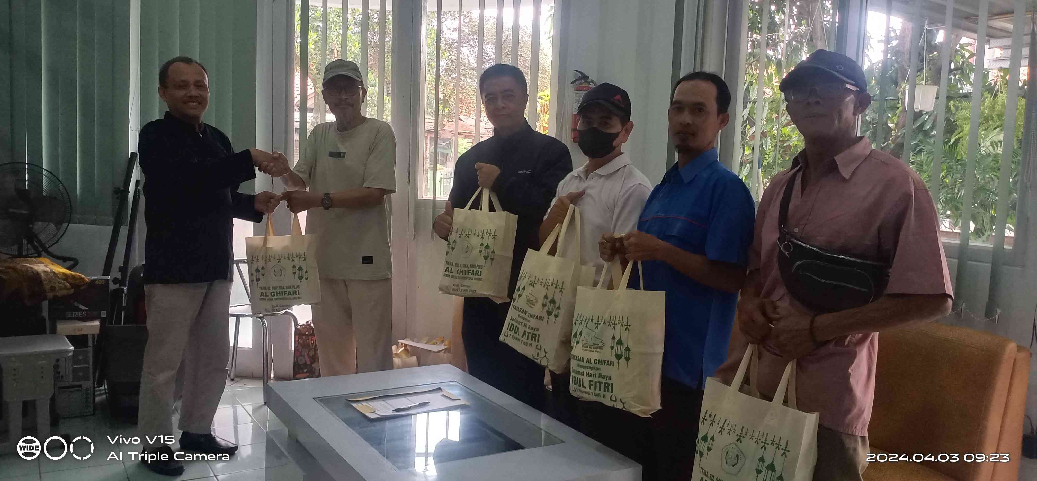 Para Ketua RW dan RT sekitar Kampus terima Bingkisan Lebaran dari Al Ghifari (Foto: Dok. Pribadi)