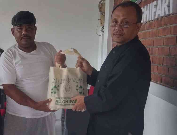 Pak Kopral (kiri baju putih) Penjaga Perlintasan Kereta Api terima Bingkisan Lebaran dari Al Ghifari (Foto: Dok. Pribadi)