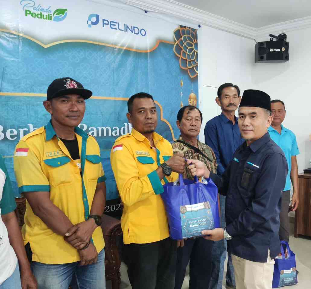 Penyerahan paket sembako oleh GM Pelindo Yusrizal kepada perwakilan tkbm tanjung balai Karimun dalam rangka Pelindo berbagi (dokpri)