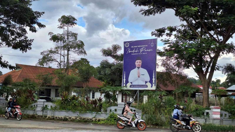 Baligho bakal calon gubernur Sulawesi Selatan terpasang di pintu keluar terminal bus Makale, Tana Toraja. Sumber: dok. pribadi.