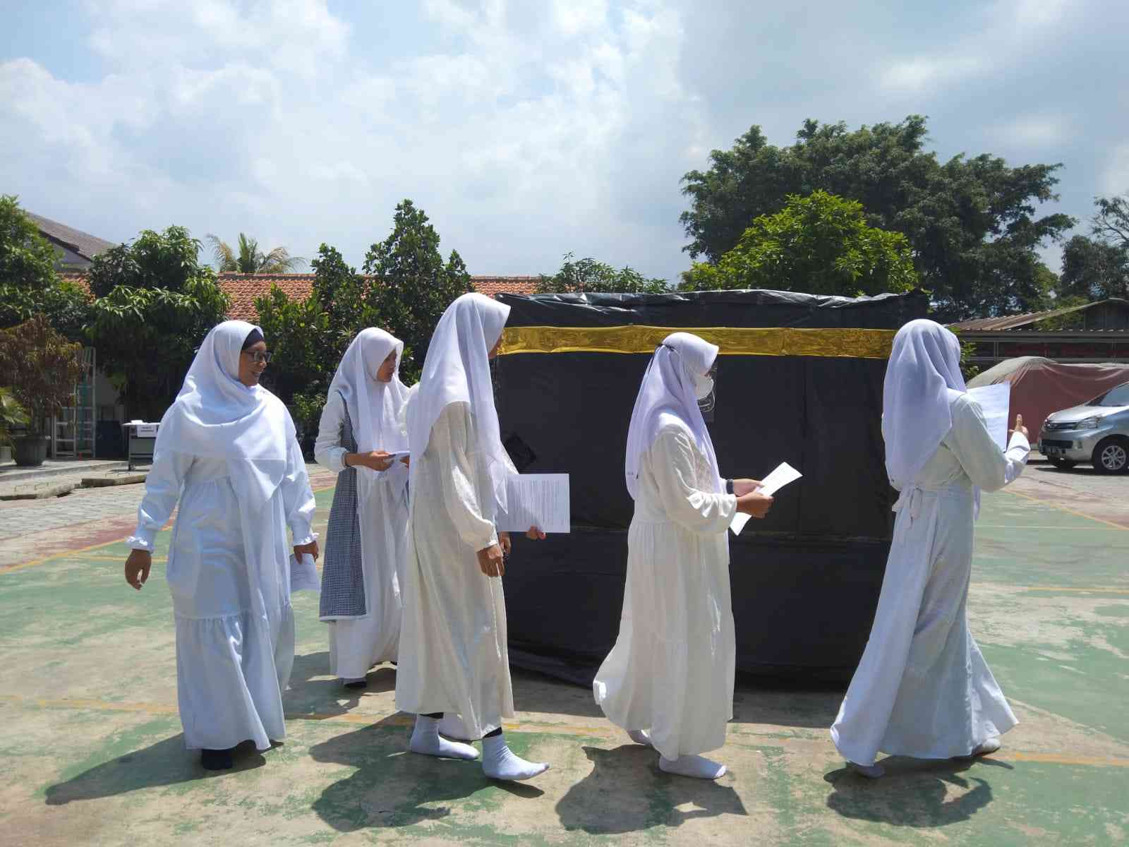 Mempraktikkan Ilmu Agama, Siswa SMA Plus Al Ghifari Ikuti Peragaan Manasik Haji dan Umrah (Foto: Dok. Pribadi)