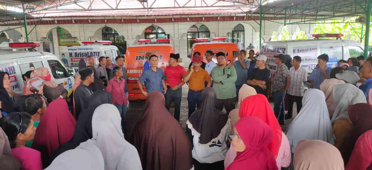 Pembagian beras dari Arisal Aziz Foundation untuk masyarakat dan relawan di Lubuk Alung. (foto dokpri)