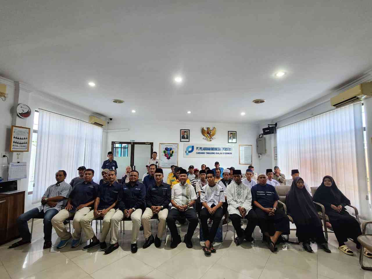 Poto momen Pelindo berbagi di bulan ramadhan di aula kantor Pelindo cabang Karimun beserta jajaran Pelindo (dokpri)