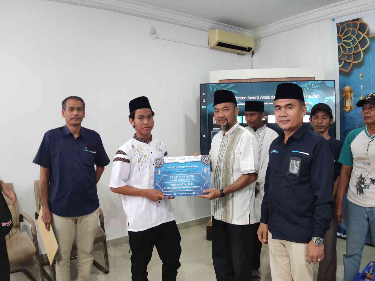 Pemberian santunan anak yatim secara simbolis di terima oleh perwakilan dan di serah oleh GM Pelindo Yusrizal (dokpri)