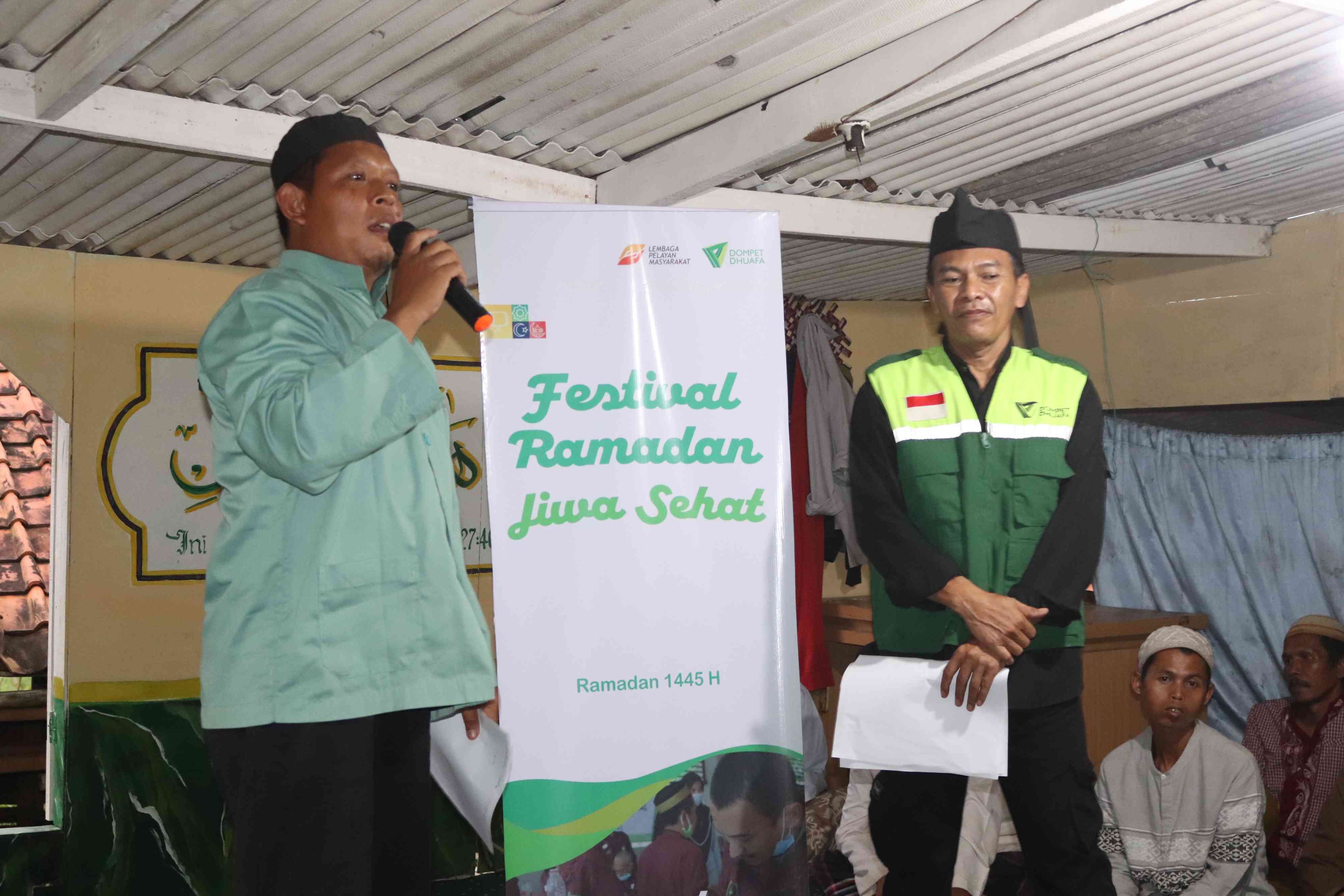 Tausiyah bersama Ustadz Ruswanto setelah perlombaan antar pasien (Febria Adha Larasati/kontributor).