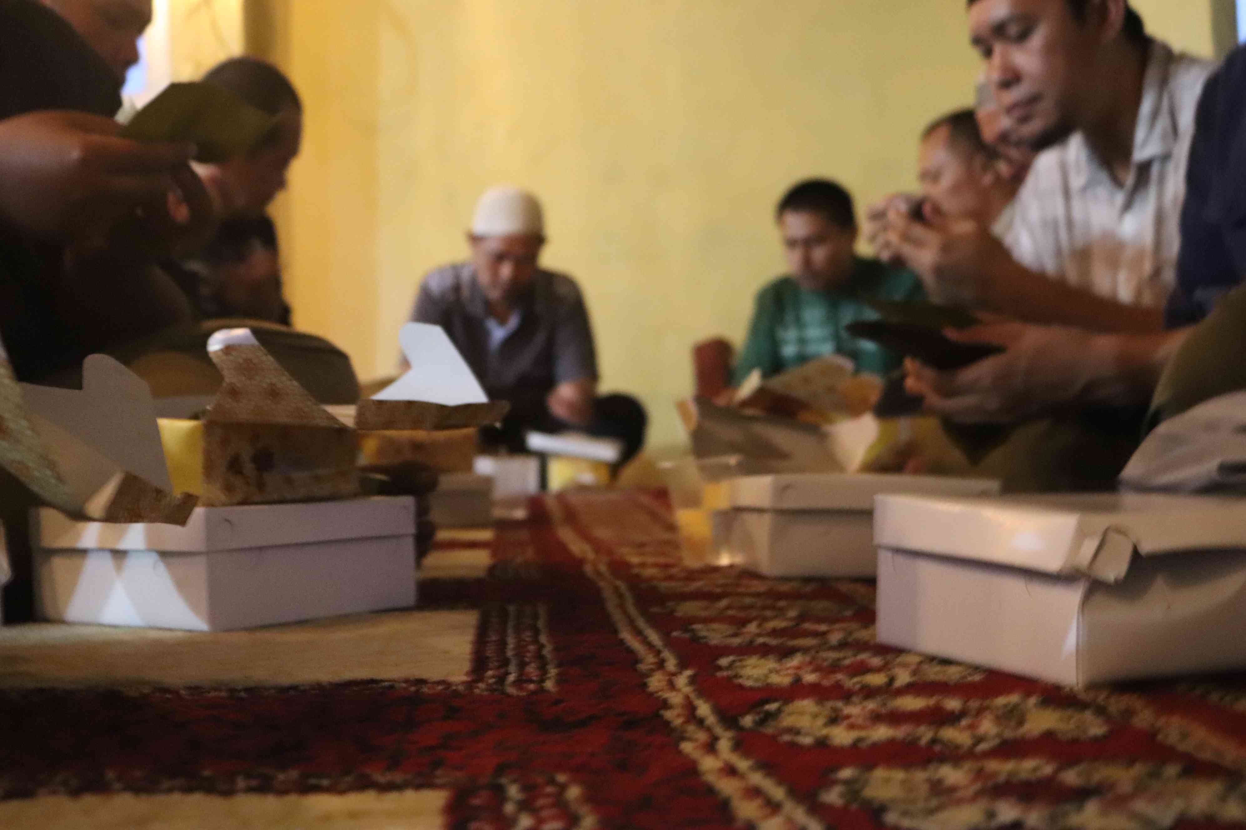 Menu berbuka dibagikan untuk peserta sambil menunggu buka bersama (Febria Adha Larasati/kontributor).. 