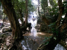 Air yang mengalir melalui pemukiman di Kupang Barat ini, kemudian menjadi air terjun Oenesu yang bersih karena terawat (dokpri Greg Nafanu)