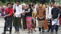 Pengunjung Festival  Sarung Indonesia 2019 di Plaza Tenggara Kompleks Gelora Bung Karno, Jakarta,  sumber gambar--Helmi Fitriansyah  liputan6.com