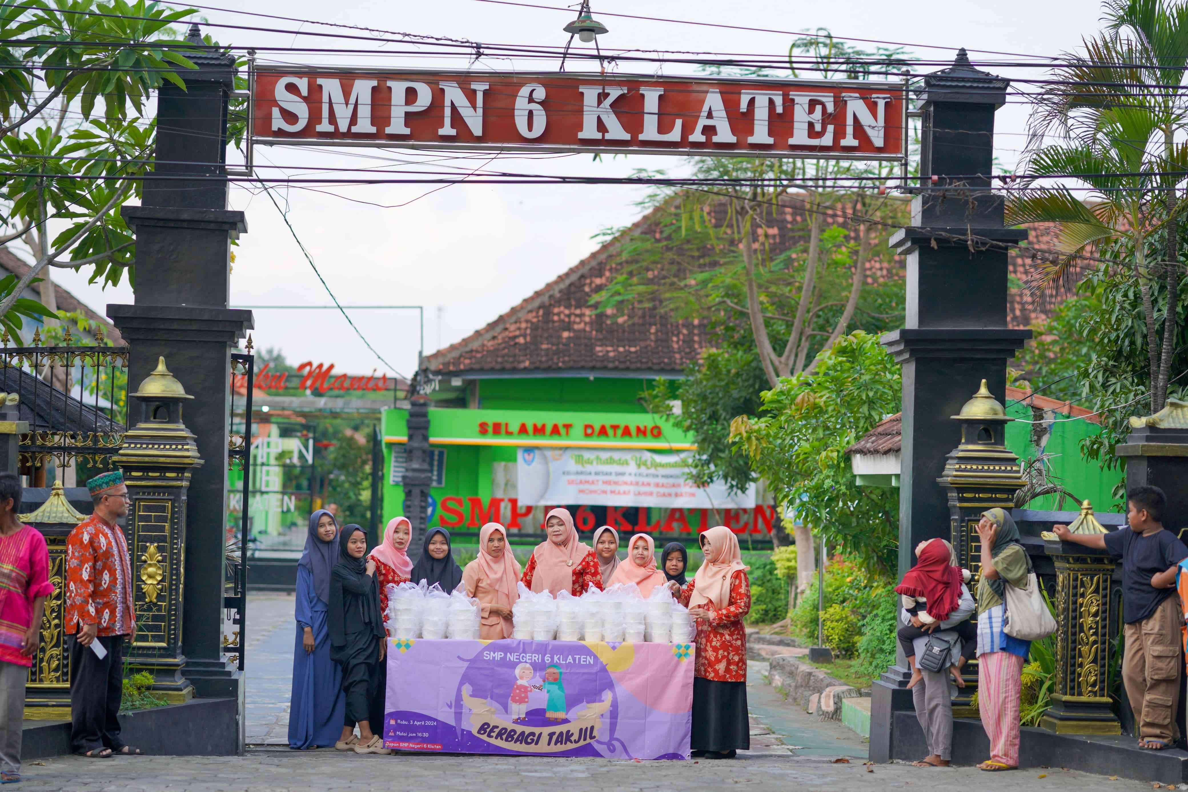 Taklil buka puasa Esemku Manis, Rabu (3/4) sebelum dibagikan diambil gambarnya sebagai moment (Foto: Dik/Diq)