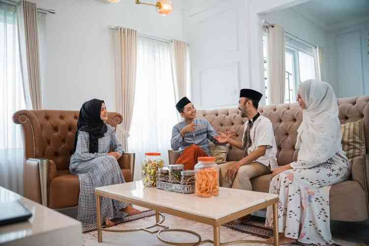 Merayakan Lebaran di rumah, menerima tamu, dan menjawab pertanyaan saat Lebaran.(SHUTTERSTOCK/ODUA IMAGES via Kompas.com)