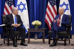 Ilustrasi-- Presiden Amerika Serikat Joe Biden (kanan) kala menerima Perdana Menteri Israel Benjamin Netanyahu di New York, AS, pada September 2023. (AP/SUSAN WALSH via Kompas.id)