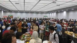Aneka Makanan dari Berbagai Negara Tersaji di Acara Iftar (Sumber: koleksi pribadi)