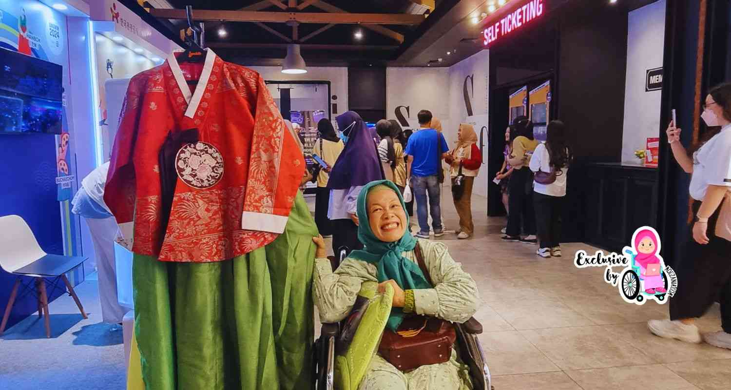 Berfoto sama Hanbok, baju tradisional Korea. Dok. pri