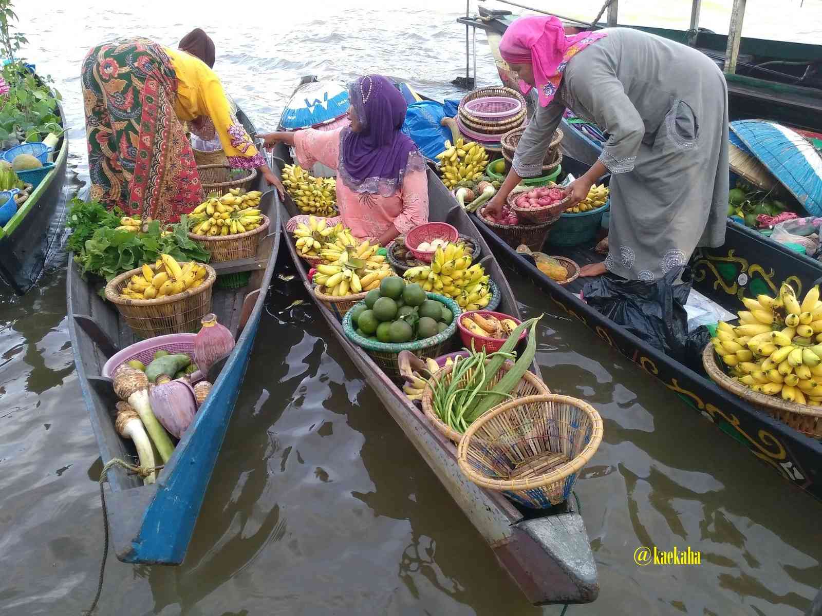 Pedagang Pasar Terapung, Isteri-isteri Tangguh dan Pekerja keras yang Ulet  khas Urang Banjar | @kaekaha