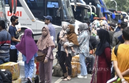 Ilustrasi--Penumpang menunggu keberangkatan bus antarkota antarprovinsi (AKAP) di Terminal Bus Poris Plawad, Tangerang, Banten (9/4/2023). (KOMPAS/RADITYA HELABUMI)