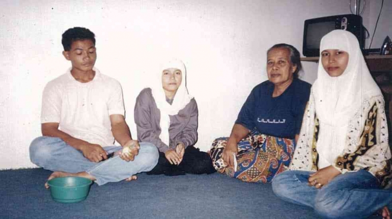 Zainab (kedua dari kanan) di Pekanbaru, Riau, pada bulan September 1996. Sumber: koleksi pribadi