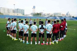 Pelatih Timnas U-23 Indonesia Shin Tae-yong memberikan arahan kepada para pemain dalam sesi latihan menyambut laga uji coba di Dubai, Uni Emirat Arab, Selasa (3/4/2024). (ANTARA/HO-PSSI/am)
