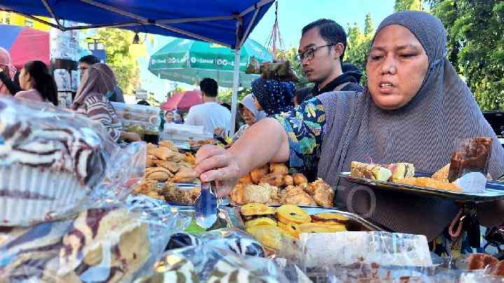 Takjil (Sumber: https://ramadan.tempo.co/foto/112533/berburu-aneka-takjil-berbuka-puasa-di-jalan-panjang)