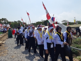 Rombongan peserta Jumbara Nasional PMR IX tahun 2023 di area perkemahan yang berada di Taman Agro Wisata Way Handak, Kabupaten Lampung Selatan, Lampung, pada Rabu (5/7/2023). KOMPAS/VINA OKTAVIA 