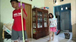 Anak bisa belajar bertanggung jawab untuk rapi-rapi rumah jelang lebaran tanpa menyewa orang lain (dok foto: youtube.com/@dapursubuh8756)