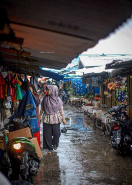 Pasar dan hujan/Foto: Abde Rosnani