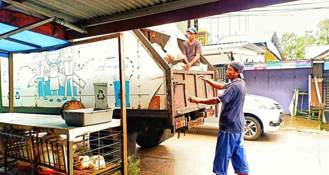 Petugas pengangkut sampah ikut bantu dari aksi rapi-rapi rumah (foto dok Nur Terbit) 