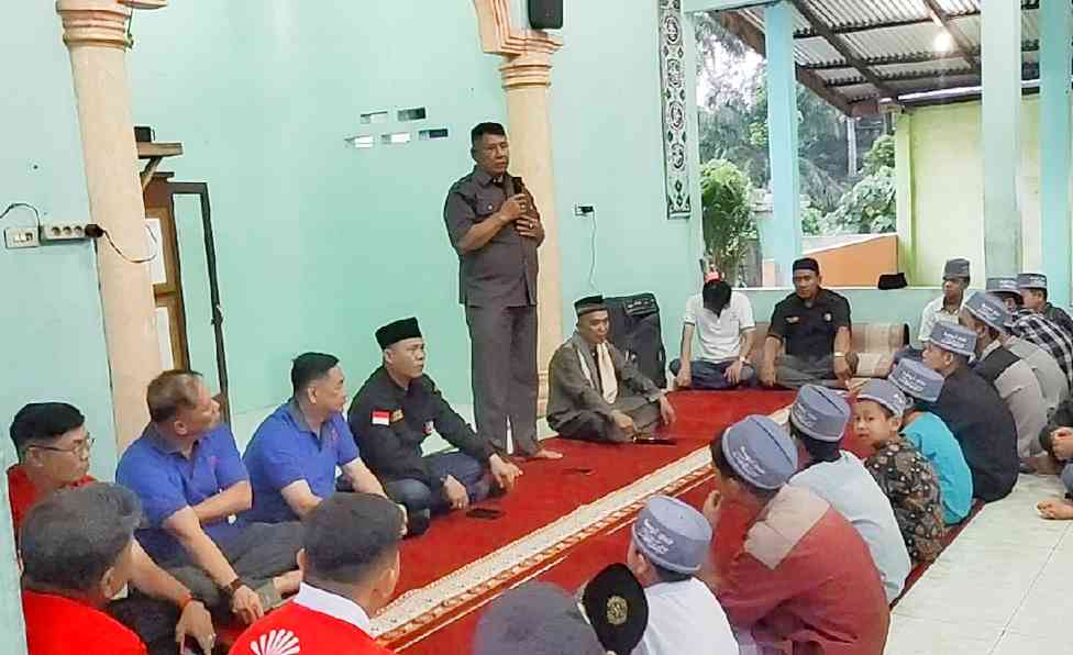 Ketua PC InTi Labuhanbatu, DR HC Sujian/Acan saat di panti asuhan Al-Arif Alwashliyah. (Foto/Koko)