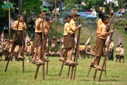 Bermain permainan traditional enggrang dalam kegiatan Pramuka, sumber gambar: Kompas.com