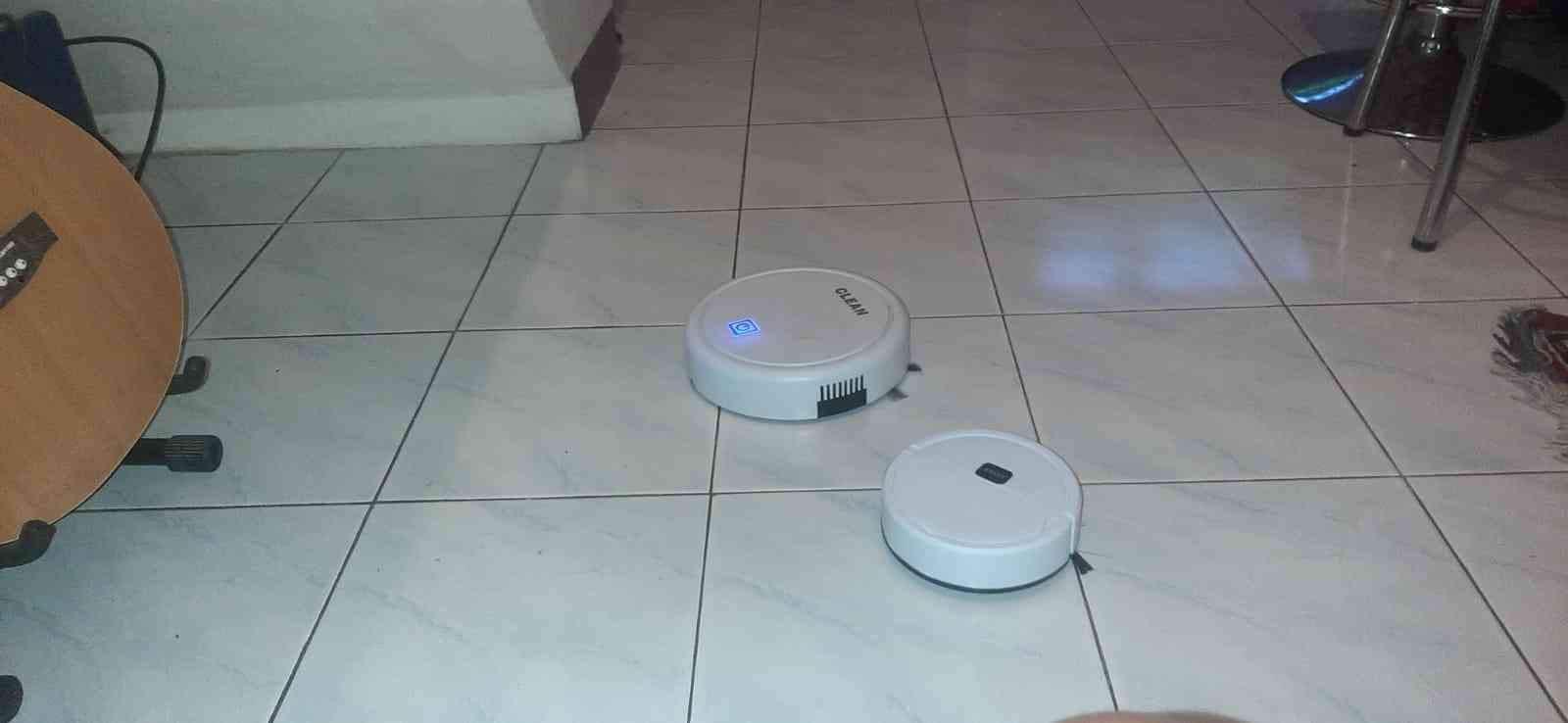 Robot penghisap debu di lantai dalam rumah. Sumber gambar dokumen pribadi