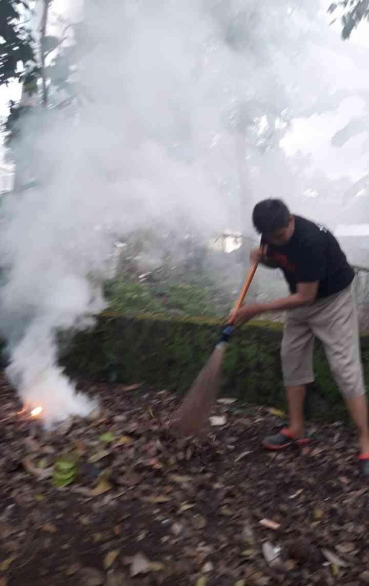 Menyapu halaman rumah,sibuk jelang lebaran (sumber gambar:dokpri)