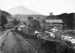 Kampung Wanasigra, Tenjowaringin tahun 1880 https://commons.wikimedia.org/wiki/Category:Woodbury_and_Page