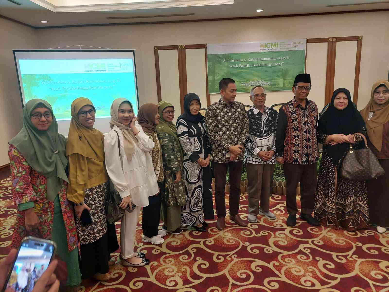 Prof Mahfud MD, Ir. Ahmad Syauqi Soeratno, MM beserta para delegasi ICMI