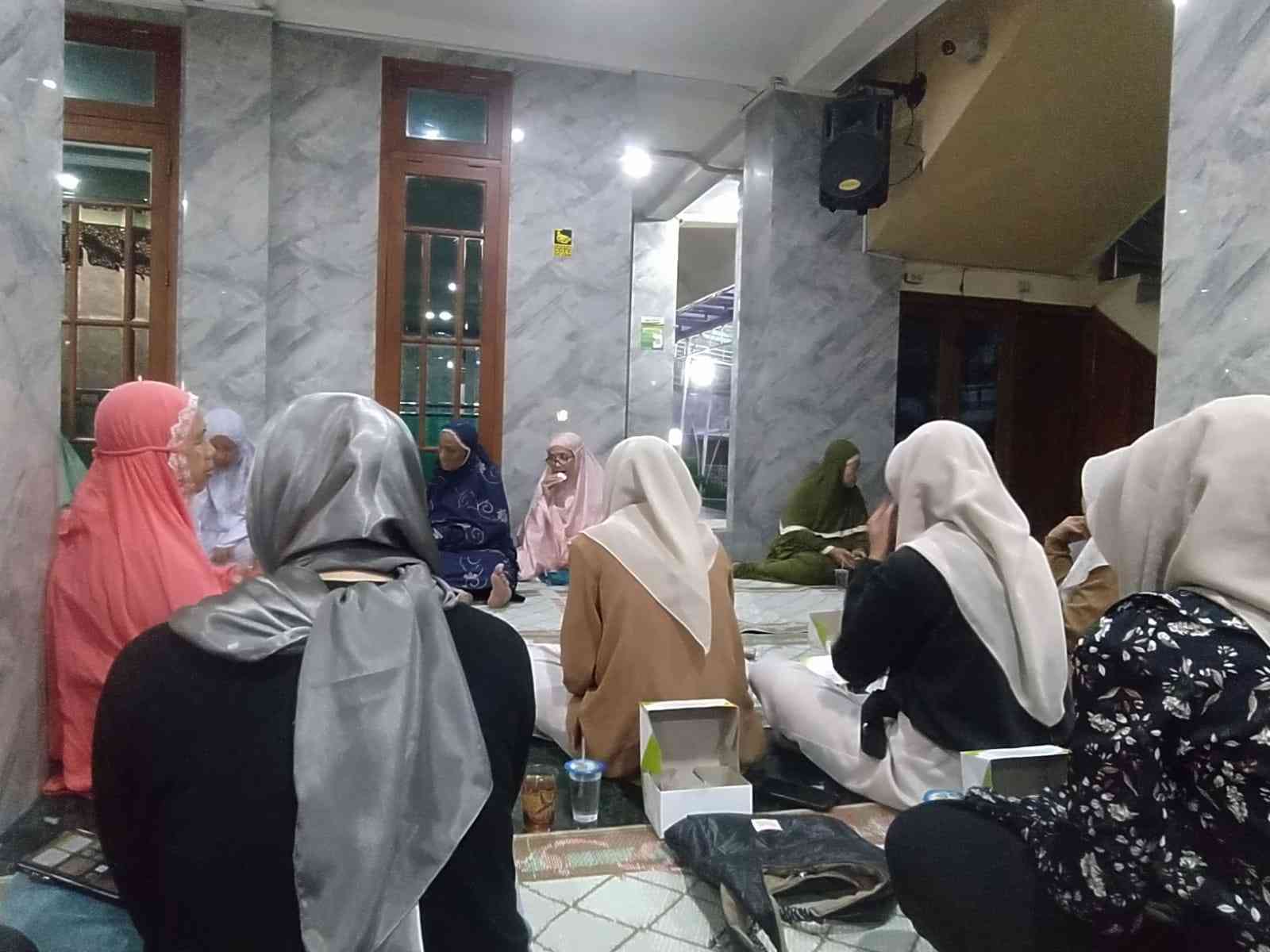 Menikmati hidangan buka puasa bersama di Masjid At-Taqwa, Selasa (02/04/24). Dokpri