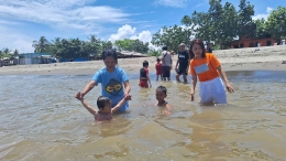Ibu dan anak menikmati air laut. Sumber: dokumentasi pribadi.