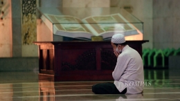 Umat Islam melakukan iktikaf di Masjid Jakarta Islamic Centre (JIC), Koja, Jakarta Utara, Selasa (12/4/2022). (KOMPAS/AGUS SUSANTO)