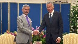 Menteri Luar Negeri India Subrahmanyam Jaishankar berpose sama Perdana Menteri Singapura Lee Hsien Loong (kanan). | Sumber: diyatvusa.com