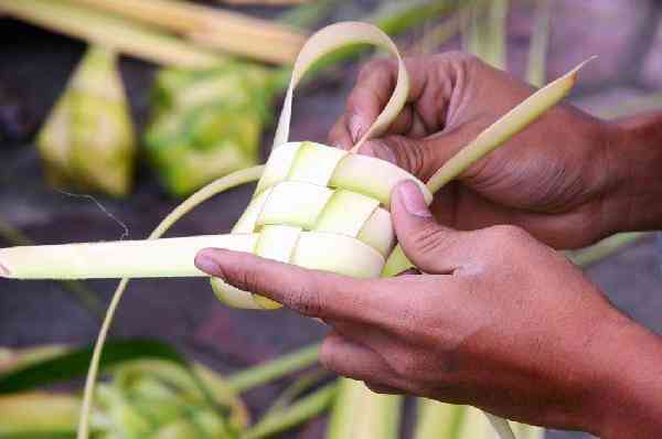 Menganyam ketupat lebaran. Dokumen islami.co