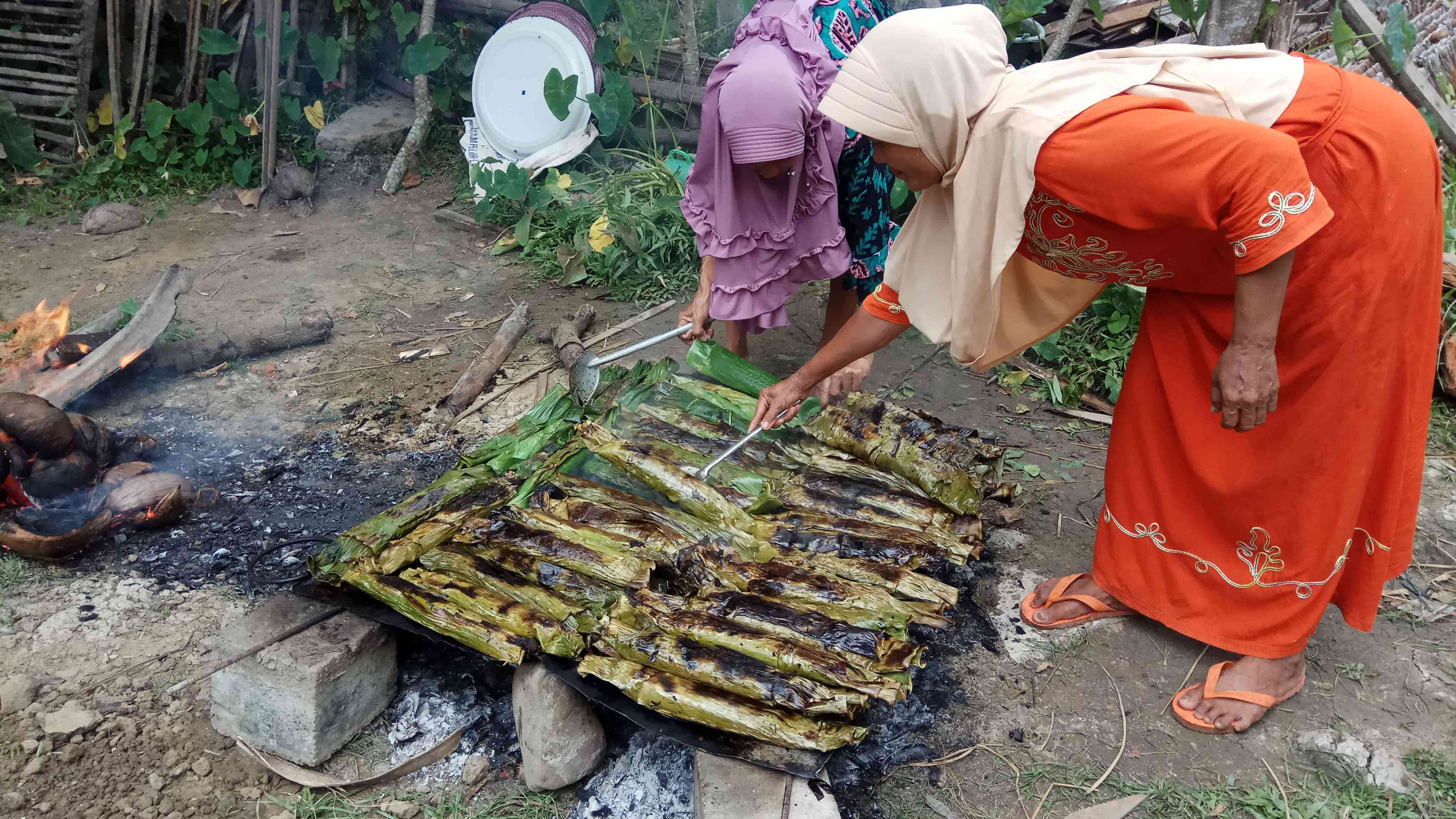 Proses pemanggangan meuloh teupeh. Photo: dok pribadi