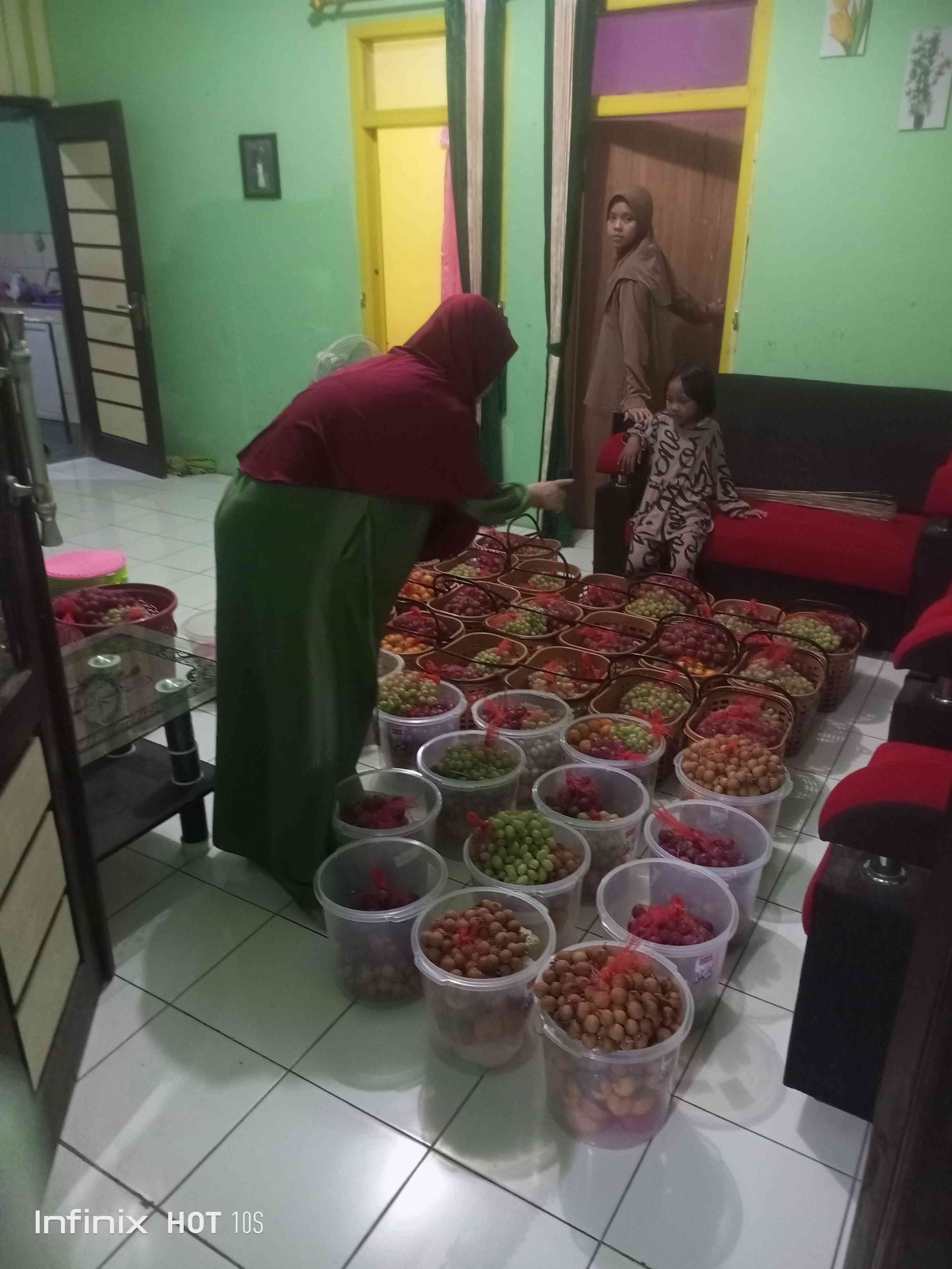 Paket buah-buahan Lebaran diantar langsung ke tempat pelanggan (dok. pribadi)