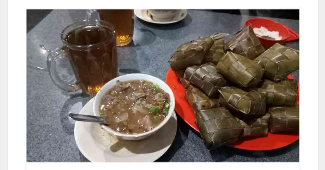 Coto Makassar dan pasangan setianya Ketupat daun pandan, ditemani teh manis (foto Nur Terbit). 