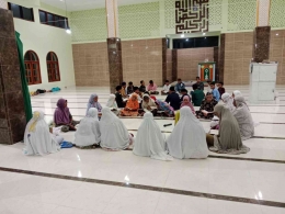 Halaqoh khataman al-qur'an ke-4x oleh remaja masjid dan jamaah Masjid Nurul Falah Damloli, Alor Ntt/Dokpri
