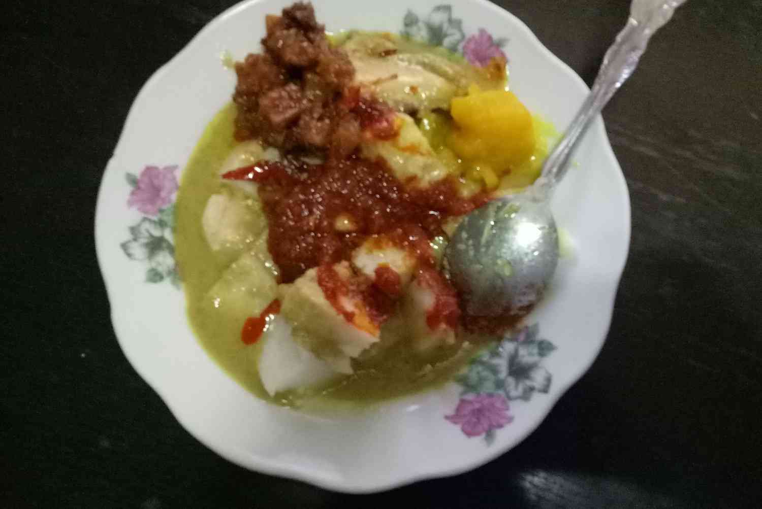 Ayam kurma yang dimakan dengan ketupat dan masakan lebaran lainnya. | Foto Dokumentasi Pribadi