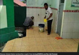 Ilustrasi marbot sedang membersihkan tempat wudu dan toilet (Sumber: Kompas.com)