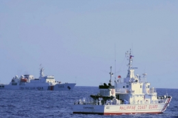 Penjaga Pantai Filipina menuduh Penjaga Pantai China mengemudikan kapal dalam jarak beberapa meter dari kapal patroli Filipina di Laut China Selatan, melanggar aturan internasional dan berisiko bertabrakan. Insiden itu terjadi pada 2 Maret di dekat Scarborough Shoal. (PHILIPPINE COAST GUARD (PCG) via AFP)