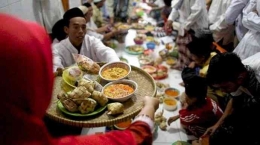 Ilustrasi makan bersama keluarga ketika lebaran (Sumber: Tribunnews.com)