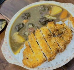 Menu Tyara's Beef Curry dengan kombinasi chicken katsu siap saji. Sumber gambar dokumen pribadi